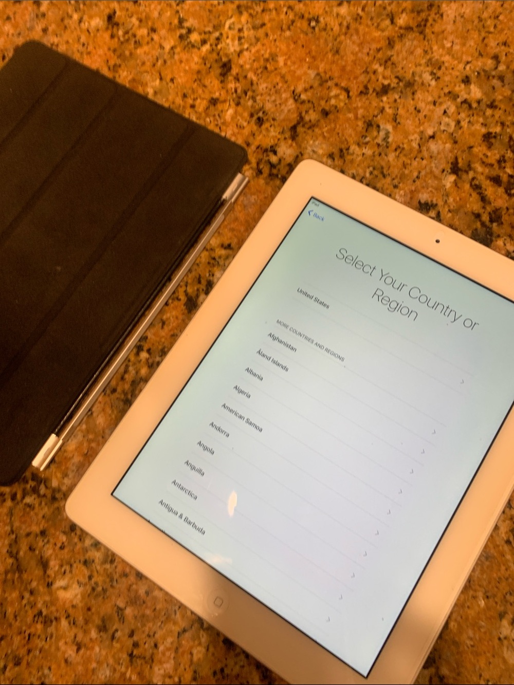 Like new IPAD Generation 4 with screen protector and magnet protection cover